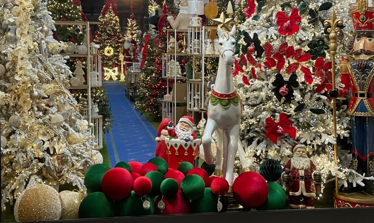 Alberi innevati e luci di Natale